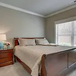Holiday home Elegant 4 King Belmont Retreat With 2 Living Walk To Belmont And Vanderbilt Near 12th South Music Row & The Gulch 2 Miles To Broadway Large Dining Table Smart Tvs Parking 24 Hr Hospitality Nashville