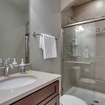 Holiday home Elegant 4 King Belmont Retreat With 2 Living Walk To Belmont And Vanderbilt Near 12th South Music Row & The Gulch 2 Miles To Broadway Large Dining Table Smart Tvs Parking 24 Hr Hospitality Nashville