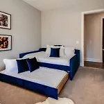 Skyline View Mansion, Hot Tub, Close To Downtown, Less Than 10 Mins To 5 Points And Broadway, 3 Spacious Suites, Workspace, Garage Spaces And Ample Parking, 24 Hr Hospitality
