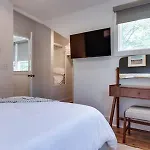 Charming East Nash Retreat, Walk To Dining Faves, Cozy Den, Workspace And Smart Tvs, Plush Velvet Sofa, Full Kitchen & Garage, Near Mas Tacos & Five Points, 10 Min To Broadway, 24 Hr Hospitality Nashville