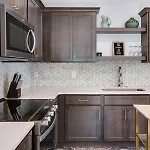 Charming East Nash Retreat, Walk To Dining Faves, Cozy Den, Workspace And Smart Tvs, Plush Velvet Sofa, Full Kitchen & Garage, Near Mas Tacos & Five Points, 10 Min To Broadway, 24 Hr Hospitality Holiday home