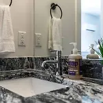 Holiday home Charming East Nash Retreat, Walk To Dining Faves, Cozy Den, Workspace And Smart Tvs, Plush Velvet Sofa, Full Kitchen & Garage, Near Mas Tacos & Five Points, 10 Min To Broadway, 24 Hr Hospitality *