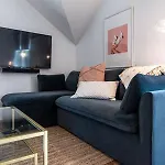 Charming East Nash Retreat, Walk To Dining Faves, Cozy Den, Workspace And Smart Tvs, Plush Velvet Sofa, Full Kitchen & Garage, Near Mas Tacos & Five Points, 10 Min To Broadway, 24 Hr Hospitality
