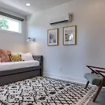Holiday home Charming East Nash Retreat, Walk To Dining Faves, Cozy Den, Workspace And Smart Tvs, Plush Velvet Sofa, Full Kitchen & Garage, Near Mas Tacos & Five Points, 10 Min To Broadway, 24 Hr Hospitality