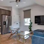 Charming East Nash Retreat, Walk To Dining Faves, Cozy Den, Workspace And Smart Tvs, Plush Velvet Sofa, Full Kitchen & Garage, Near Mas Tacos & Five Points, 10 Min To Broadway, 24 Hr Hospitality Holiday home Nashville