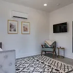 Charming East Nash Retreat, Walk To Dining Faves, Cozy Den, Workspace And Smart Tvs, Plush Velvet Sofa, Full Kitchen & Garage, Near Mas Tacos & Five Points, 10 Min To Broadway, 24 Hr Hospitality Holiday home