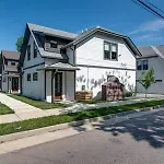 Holiday home Charming East Nash Retreat, Walk To Dining Faves, Cozy Den, Workspace And Smart Tvs, Plush Velvet Sofa, Full Kitchen & Garage, Near Mas Tacos & Five Points, 10 Min To Broadway, 24 Hr Hospitality *