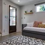 Charming East Nash Retreat, Walk To Dining Faves, Cozy Den, Workspace And Smart Tvs, Plush Velvet Sofa, Full Kitchen & Garage, Near Mas Tacos & Five Points, 10 Min To Broadway, 24 Hr Hospitality *