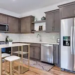 Charming East Nash Retreat, Walk To Dining Faves, Cozy Den, Workspace And Smart Tvs, Plush Velvet Sofa, Full Kitchen & Garage, Near Mas Tacos & Five Points, 10 Min To Broadway, 24 Hr Hospitality