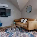 Modern East Townhome & Garage Holiday home