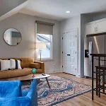 Modern East Townhome & Garage Holiday home