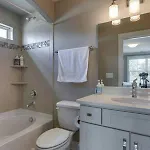 Spacious 4 King Belmont 2 Living Walk To Belmont & Vanderbilt Large Dining Table Smart Tvs Parking 24 Hr Hospitality Near Music Row & The Gulch 2 Miles To Broadway Holiday home