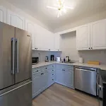 Comfy 1br With King Bed And Optional Parking Near Gulch & Midtown Walk To The Parthenon Apartment