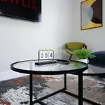 Minutes To Broadway- King Bed And Optional Garage Parking