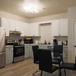 Apartment Cozy & 2br With Optional Parking Near Vanderbilt, Gulch & Honky Tonk Highway Nashville