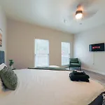 Apartment Cozy & 2br With Optional Parking Near Vanderbilt, Gulch & Honky Tonk Highway