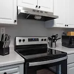 Cozy & 2br With Optional Parking Near Vanderbilt, Gulch & Honky Tonk Highway Apartment *