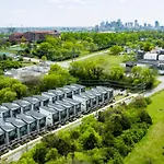 Modern Townhome, Large Game Room, 10min To Downtown! Sleeps 10! * Nashville