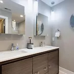 Holiday home Modern Townhome, Large Game Room, 10min To Downtown! Sleeps 10! *