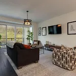 Holiday home Modern Townhome, Large Game With Ping Pong, 10min To Downtown! Sleeps 10! Nashville