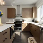 Modern Townhome, Large Game With Ping Pong, 10min To Downtown! Sleeps 10! Holiday home Nashville
