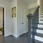 Modern Townhome, Large Game With Ping Pong, 10min To Downtown! Sleeps 10! Holiday home