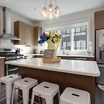 Modern Townhome, Large Game With Ping Pong, 10min To Downtown! Sleeps 10! Holiday home