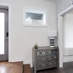 Modern Townhome, Large Game Room, 10min To Downtown! Sleeps 10! Holiday home *