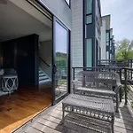 Modern Townhome, Large Game Room, 10min To Downtown! Sleeps 10! Holiday home Nashville