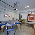 Modern Townhome, Large Game Room, 10min To Downtown! Sleeps 10! Nashville