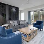 Modern Townhome, Large Game Room, 10min To Downtown! Sleeps 10!