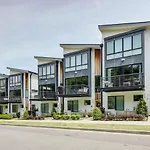 Modern Townhome, Large Game Room, 10min To Downtown! Sleeps 10! Nashville