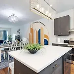 Holiday home Modern Townhome, Large Game Room, 10min To Downtown! Sleeps 10!