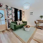 Apartment Dreami East - 2br Retreat With Cozy Patio And Mini Golf
