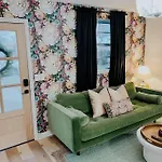 Dreami East - 2br Retreat With Cozy Patio And Mini Golf Apartment