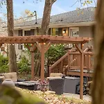 Holiday home Hillside Hot Tub Hideaway! King Bed / Fire Pit *