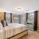 Hillside Hot Tub Hideaway! King Bed / Fire Pit Holiday home Nashville