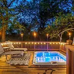 Holiday home Hillside Hot Tub Hideaway! King Bed / Fire Pit *