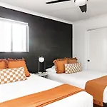 Walk To Downtown Broadway With Pool, Parking And Patio