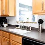 Walk To Downtown Broadway With Pool, Parking And Patio Apartment Nashville