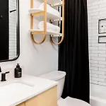 Walk To Downtown Broadway With Pool, Parking And Patio Apartment