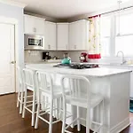 Cheerful House Near Coffee Food & Fenced-in Yard Holiday home *