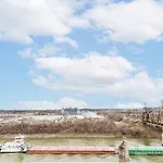 Stunning River View Condo Walk To Downtown Rooftop Patio