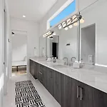 Urban Oasis: Modern Luxury Near Downtown Holiday home