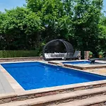 Luxury@Lake Mansion Pool/Hot Tub For Discerning Tastes