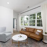 Chic East With Free Parking 3 Mi To Broadway Apartment *