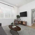 Luxury Design Condo, Close To Downtown Broadway & Coffee *