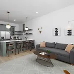 Luxury Design Condo, Close To Downtown Broadway & Coffee Apartment