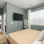 Luxury Design Condo, Close To Downtown Broadway & Coffee