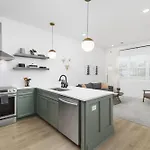 Luxury Design, Close To Broadway - 4 Beds, 2 Bedrm